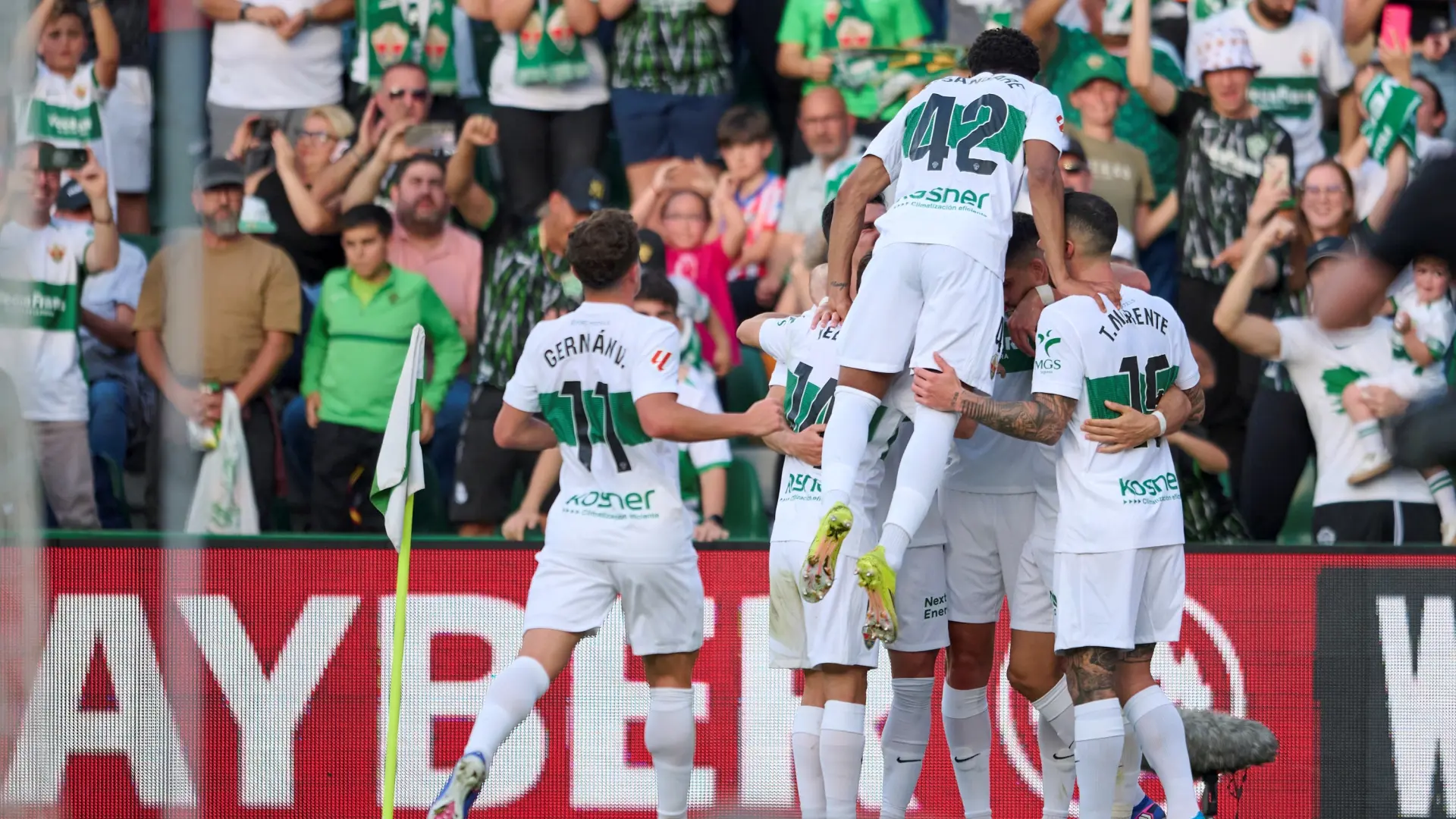 El Elche sale del descenso tras vencer a un Atlético de capa caída antes de medirse al Arsenal en Champions