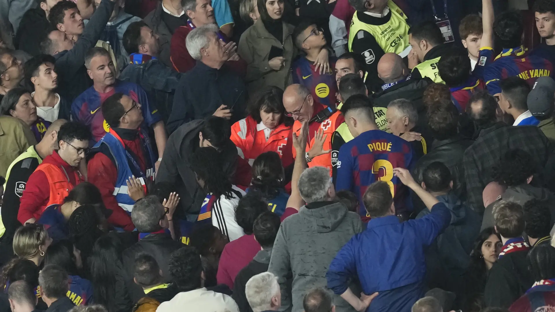El Barcelona – Celta, parado más de 20 minutos por una urgencia médica: los médicos culés atienden a una aficionada