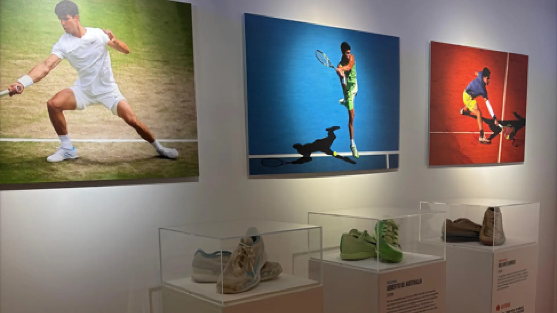 Notas del cole y raquetas inéditas de Carlos Alcaraz: la exposición de su Fundación en el Mutua Madrid Open