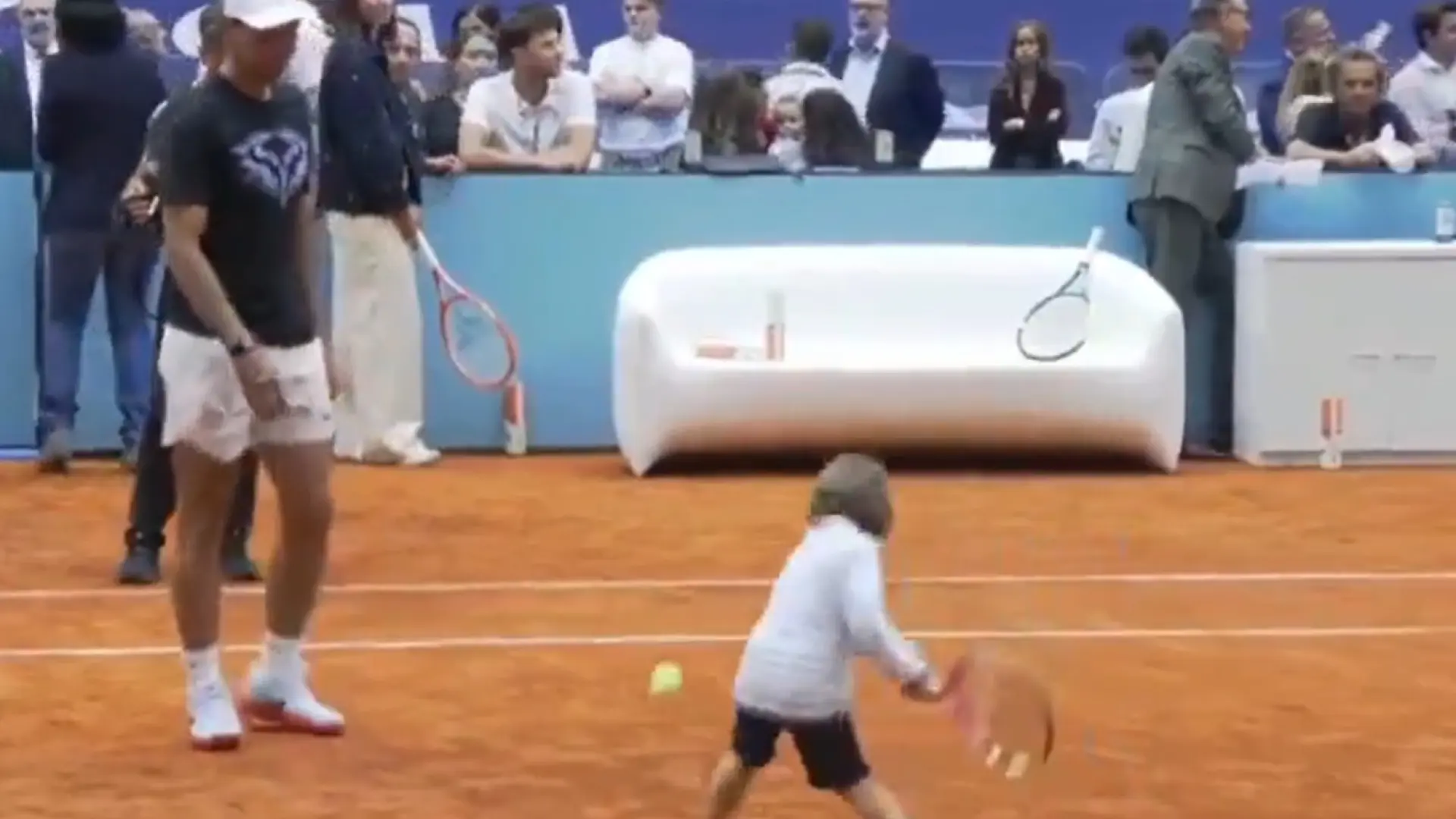 El hijo de Rafa Nadal sigue los pasos del padre con solo tres años: un revés más que prometedor