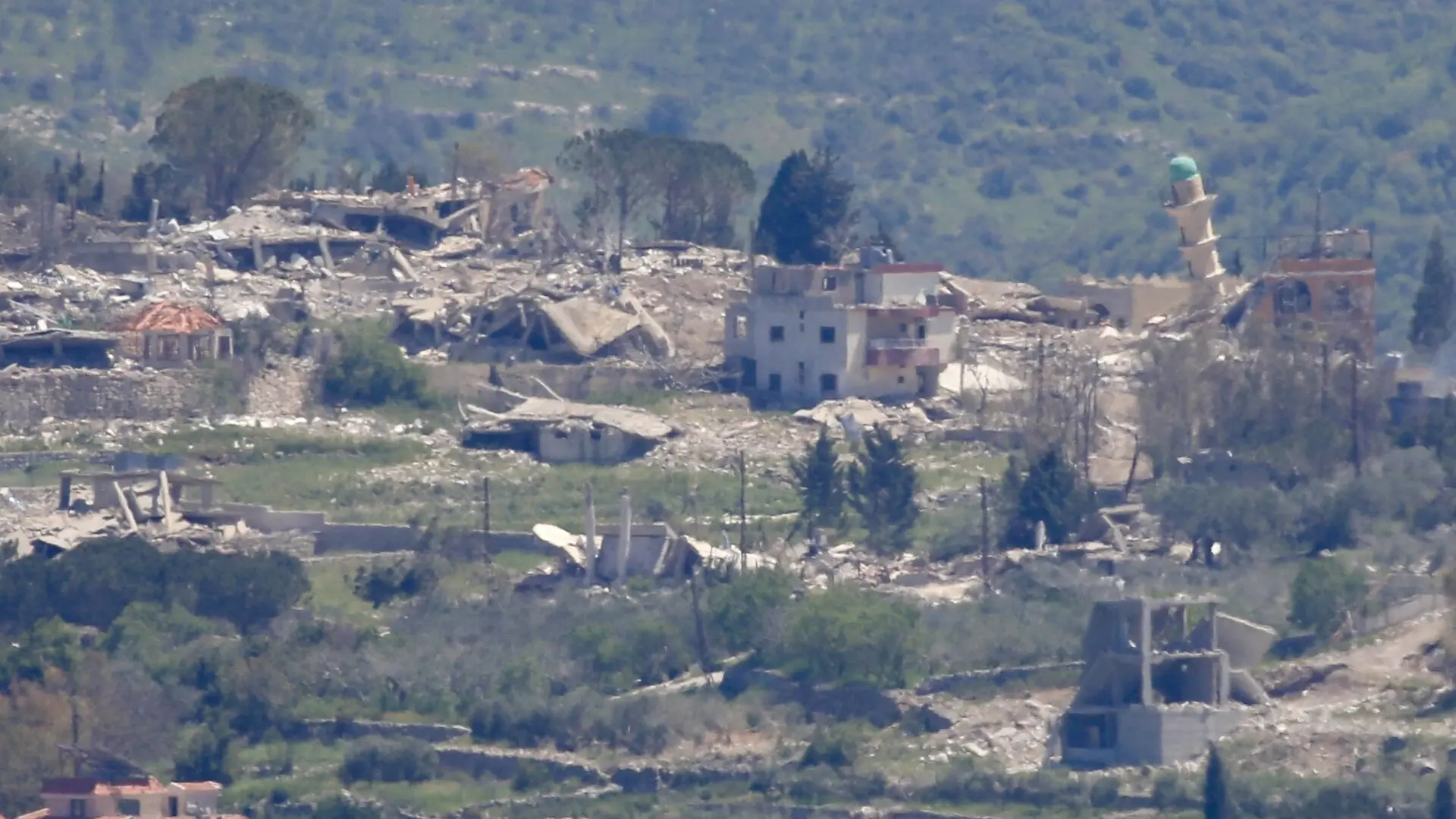 Israel y Hezbolá mantienen los combates en el Líbano, pese al anuncio de alto el fuego
