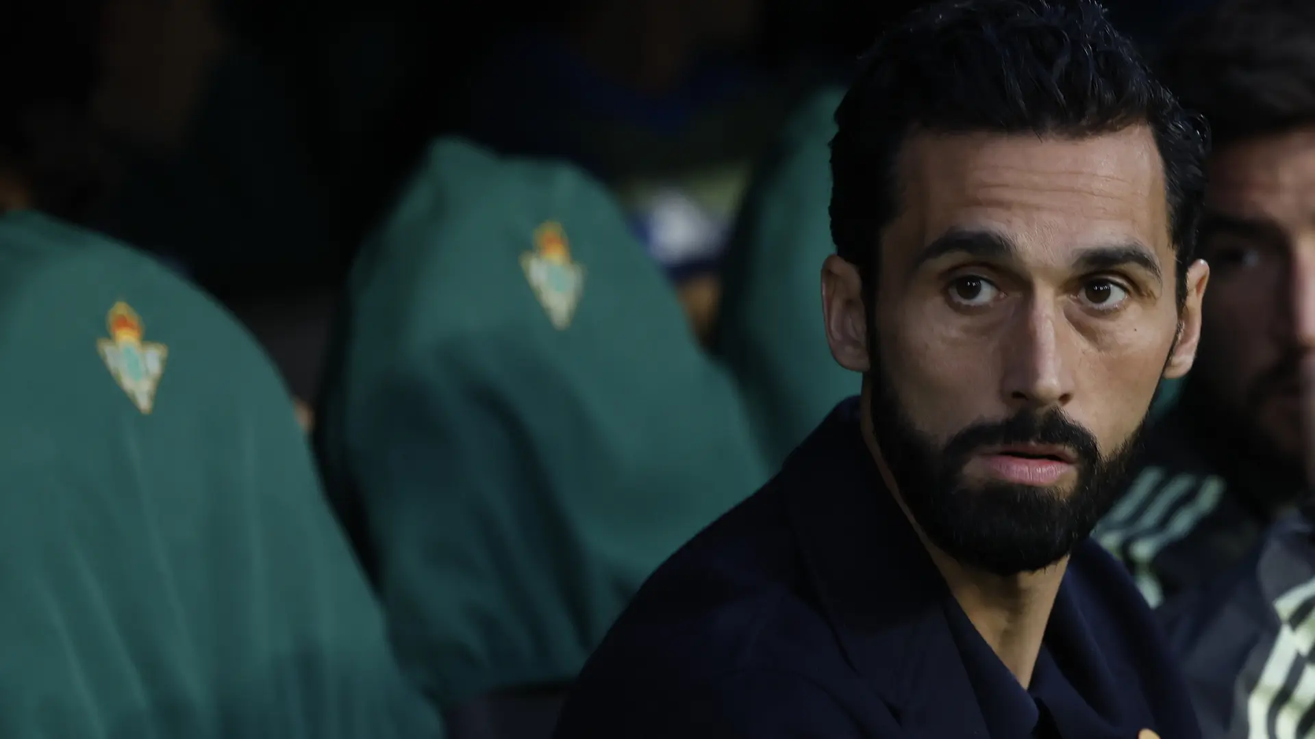 Álvaro Arbeloa carga contra el arbitraje ante el Betis: «Los que tienen que decidir no saben ni entienden»