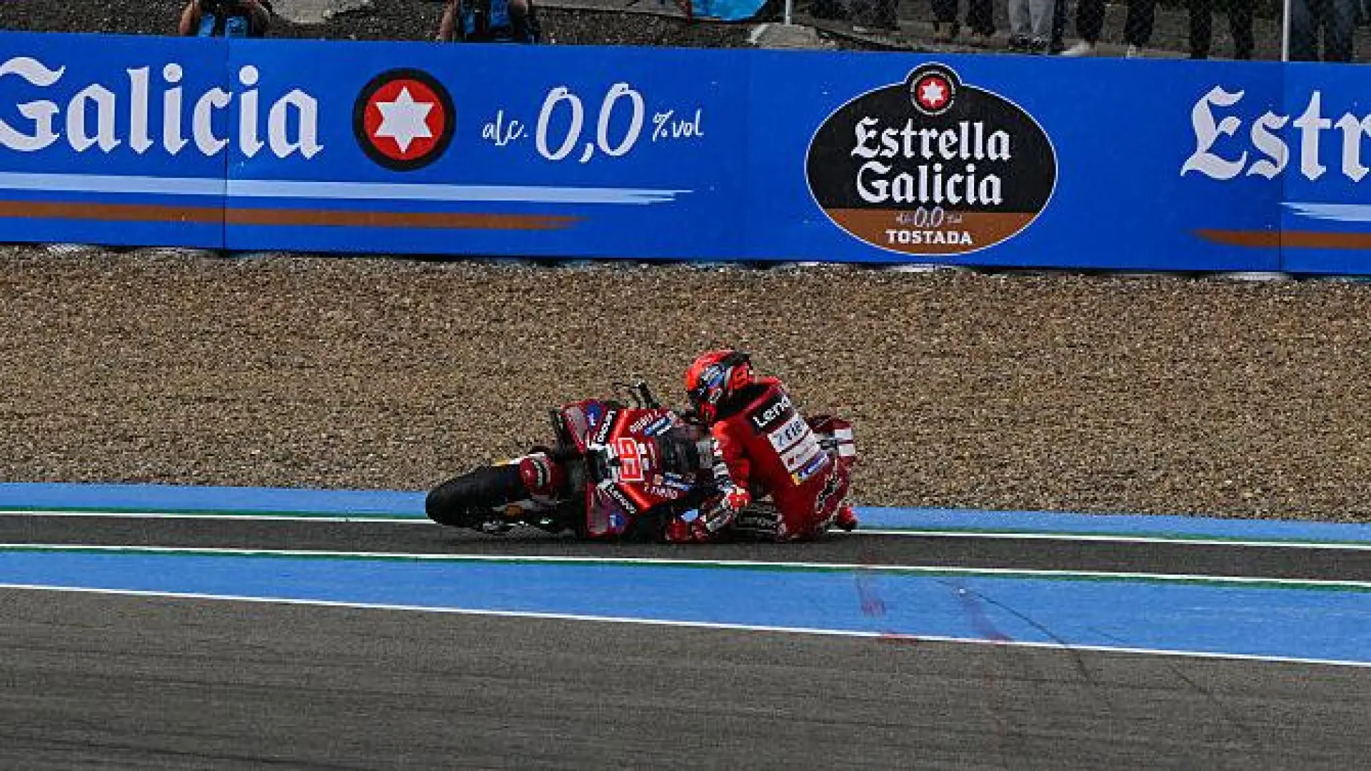 Así ha sido la caída de Marc Márquez y su maniobra para acabar ganando la carrera al sprint de Jerez