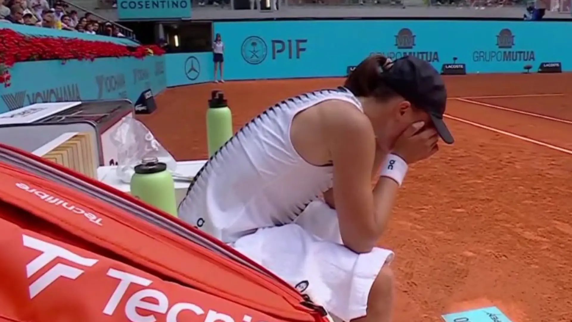 Iga Swiatek se retira del Mutua Madrid Open entre lágrimas: «Hay un virus rondando entre los jugadores»