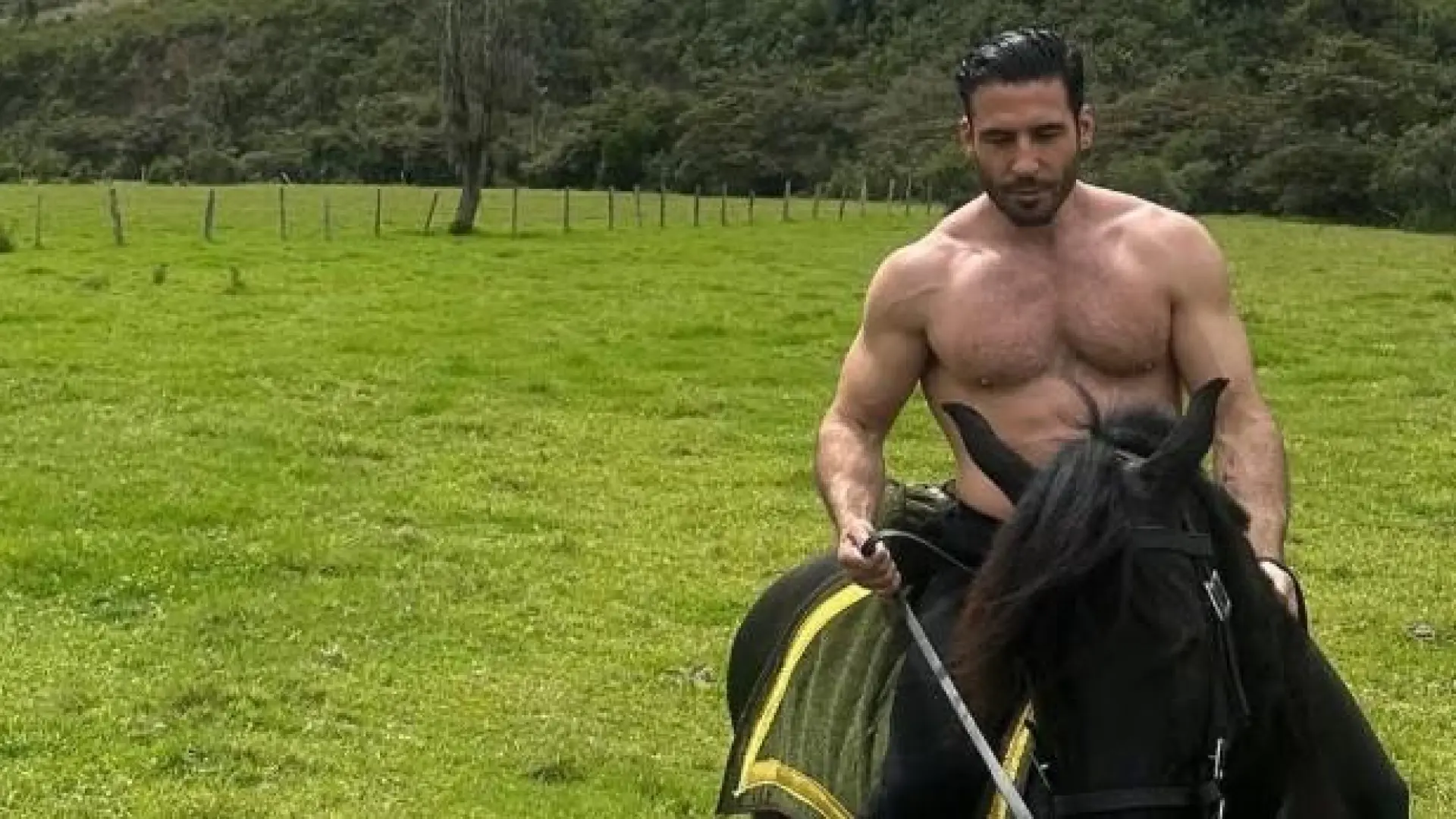 El comentado vídeo de Miguel Ángel Silvestre, sin camiseta y a caballo, en Colombia