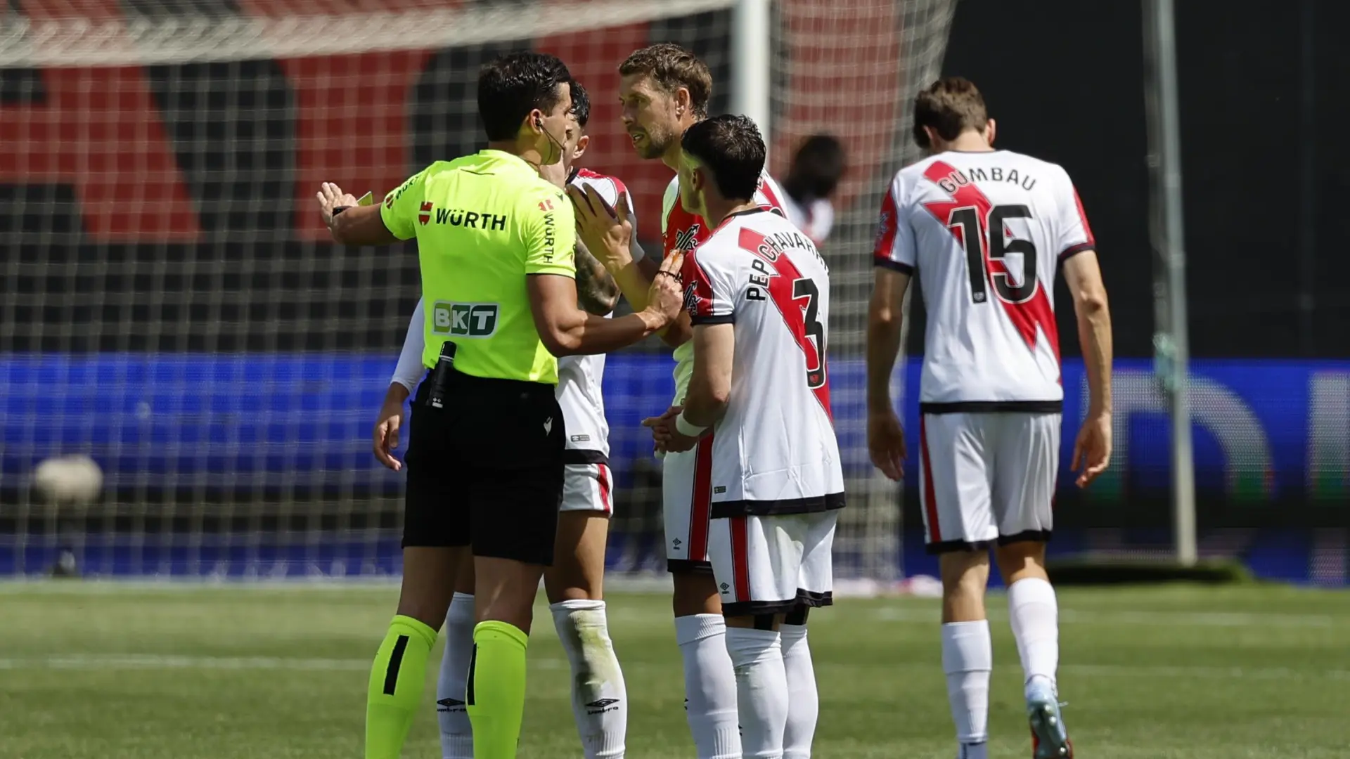 Indignación en el Rayo por el arbitraje: gol anulado que acaba en penalti en contra y polémica en el descuento que no revisa el VAR