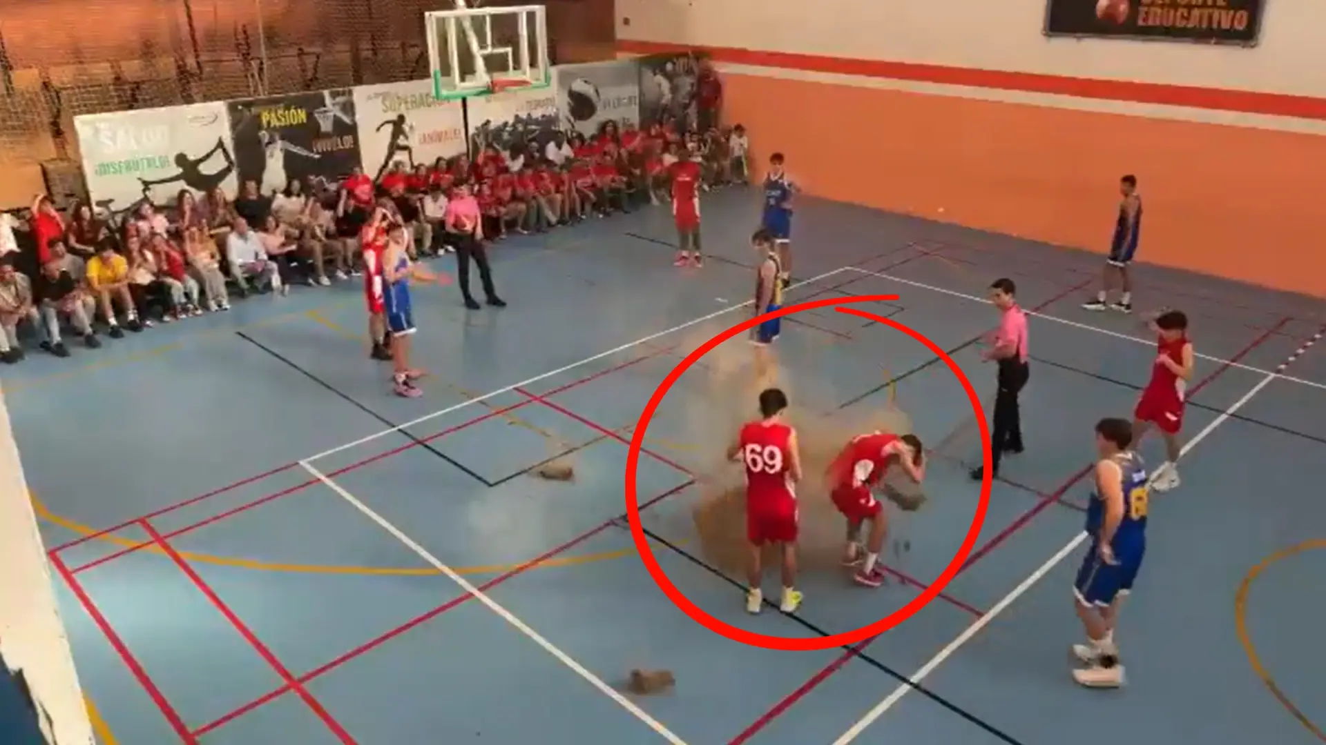 Susto tremendo en un partido de baloncesto en Sevilla: un trozo de techo cae sobre la cabeza de un jugador