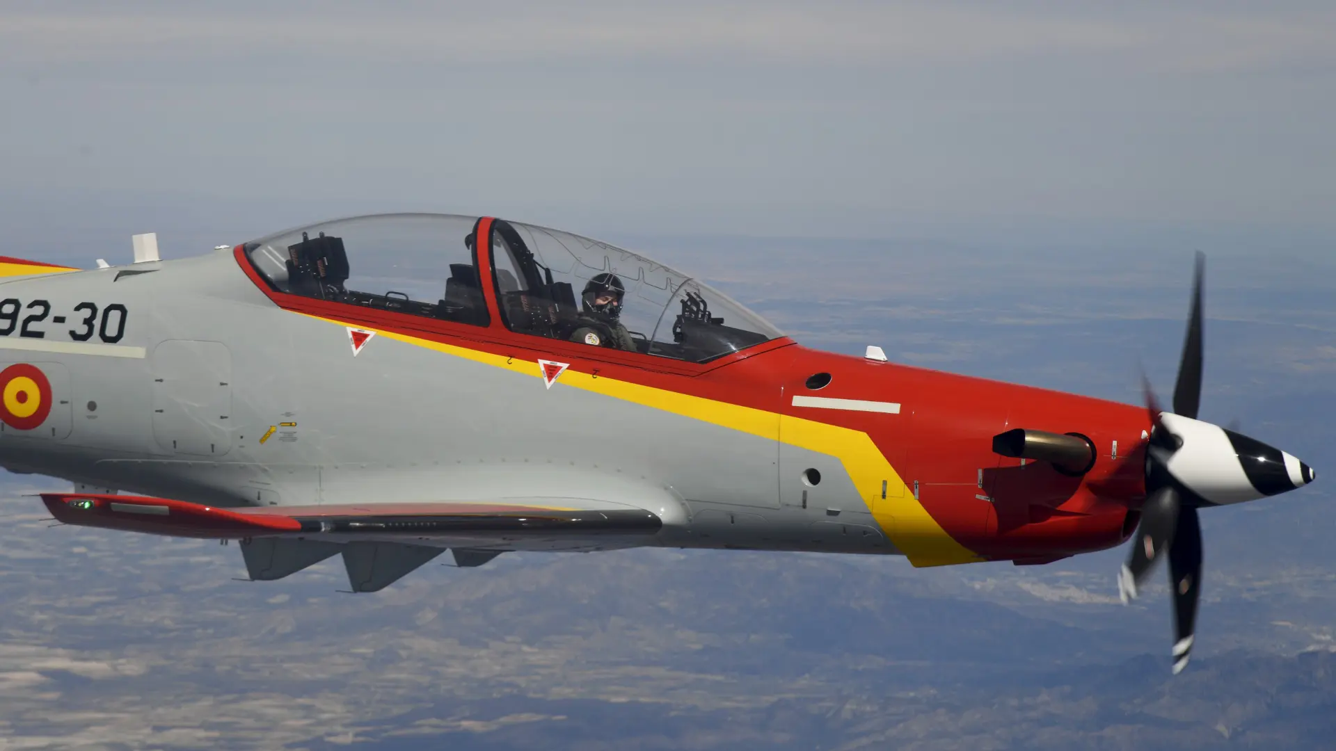 Leonor vuela por segunda vez en solitario a los mandos de un avión de entrenamiento militar