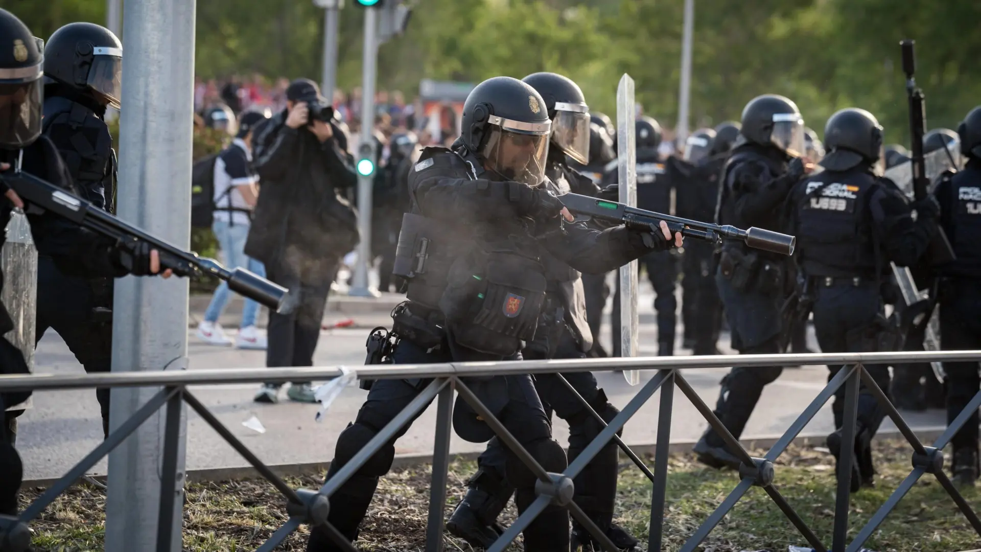Cargas policiales contra los ultras del Atlético de Madrid en la previa del duelo de Champions ante el Arsenal