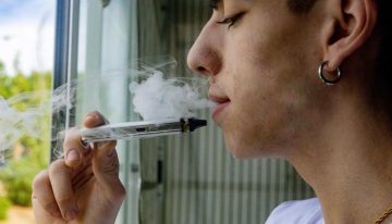 La Comisión de Sanidad aprueba limitar la venta de vapeadores y bolsas de nicotina a canales autorizados