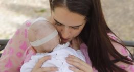 Un bebé con espina bífida severa supera una intervención fetal y regresa al hogar familiar: «Su risa lo cambia todo»