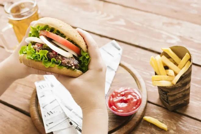 Un estudio demuestra que logotipos y anuncios de comida rápida captan la atención incluso sin hambre