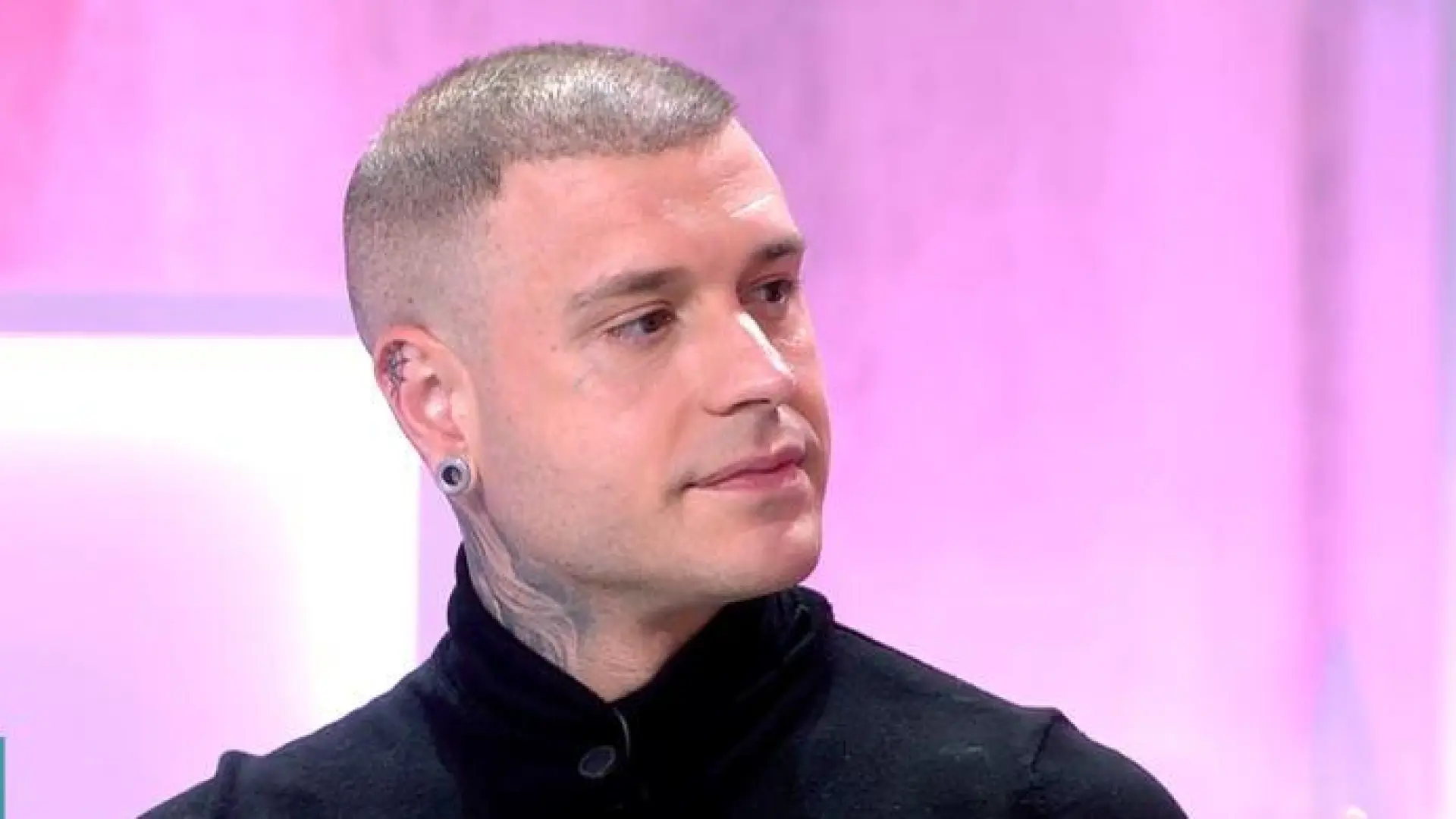 Adrián Rodríguez estaría «pidiendo dinero» a su entorno profesional: «Ha mandado mensajes a varios periodistas y actores»