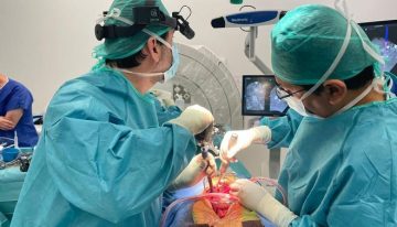 Corrigen una escoliosis severa a una paciente de 80 años con una técnica pionera: «Me sentí muy bien al verme caminando a los pocos días»