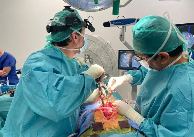 Corrigen una escoliosis severa a una paciente de 80 años con una técnica pionera: «Me sentí muy bien al verme caminando a los pocos días»