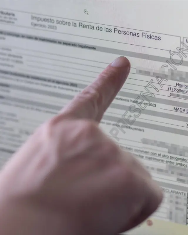Una persona hace la declaración de la renta en un ordenador.