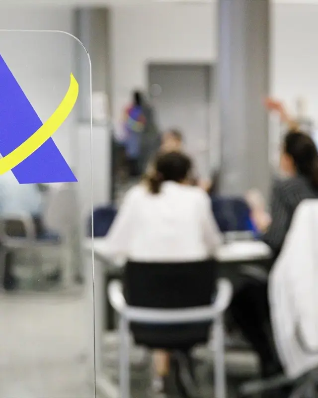 Varias personas son atendidas en la Agencia Tributaria para presentar la declaración de la renta. CARLOS LUJÁN / EUROPA PRESS 01/6/2023