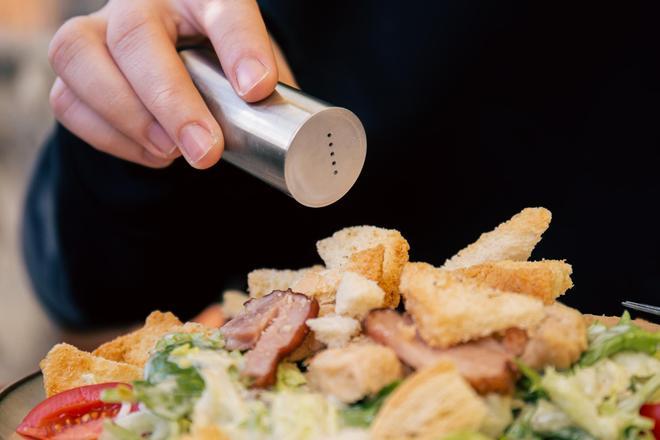 Los hombres y las mujeres ponen sal a los platos por motivos distintos, según un estudio