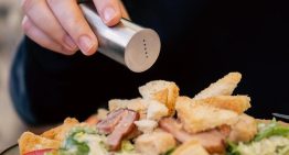 Los hombres y las mujeres ponen sal a los platos por motivos distintos, según un estudio