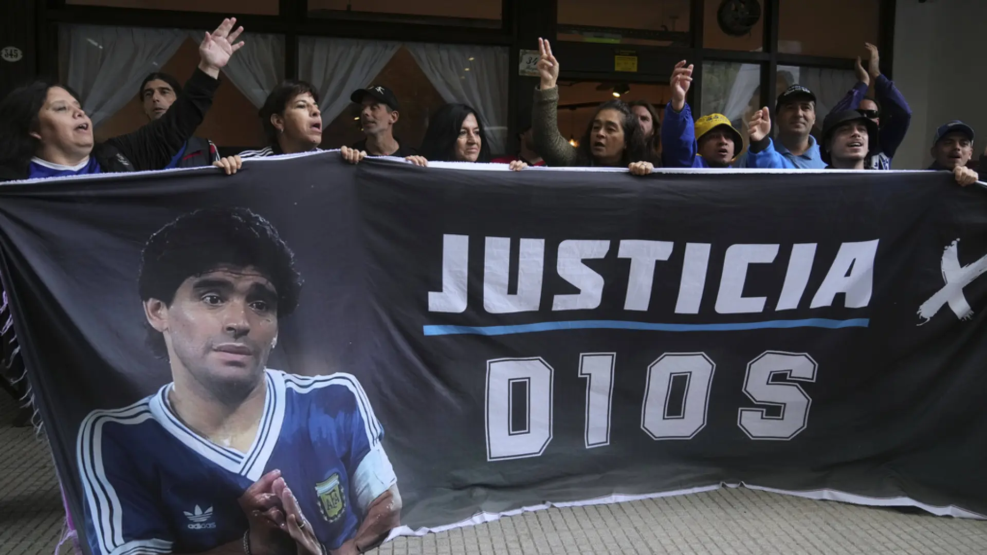 «Maradona estaba hinchado y tapado en una habitación normal»: el policía que constató la muerte testifica en el nuevo juicio