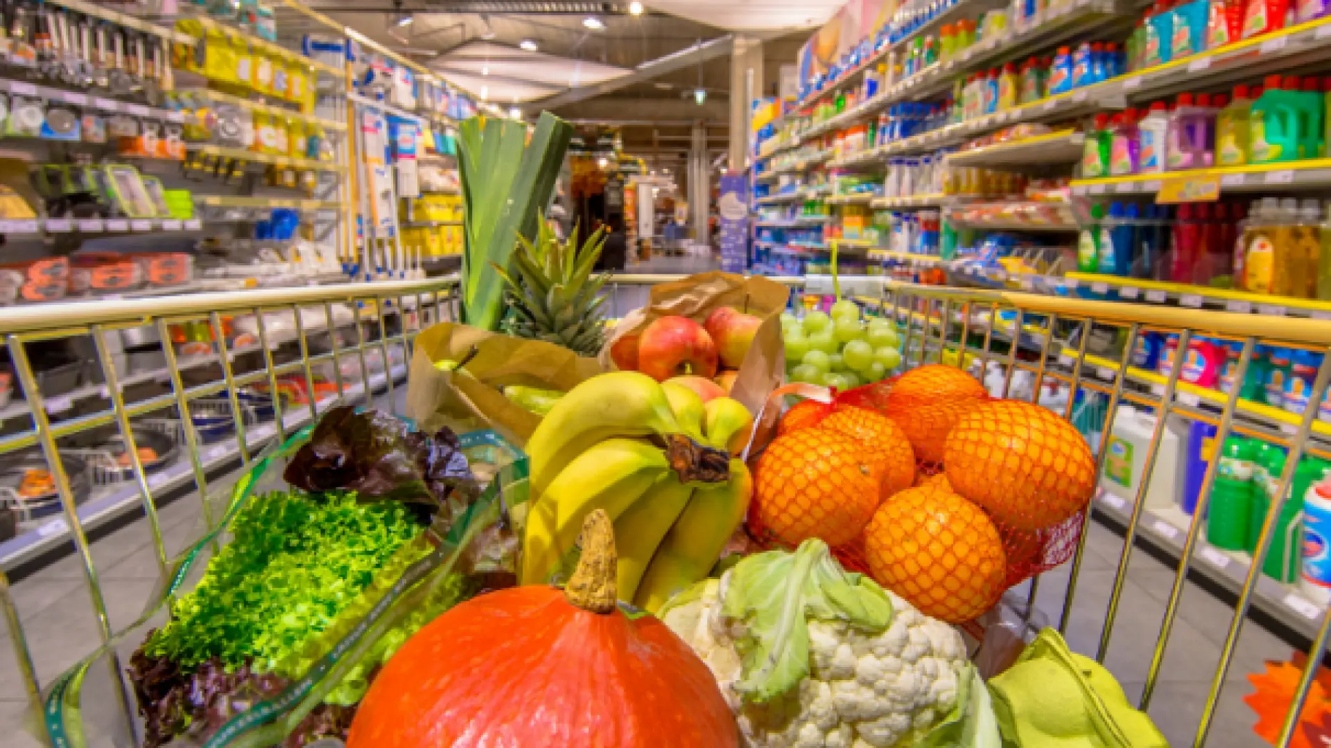Los supermercados compiten con bajadas de precios en el carrito de la compra en plena guerra de Irán