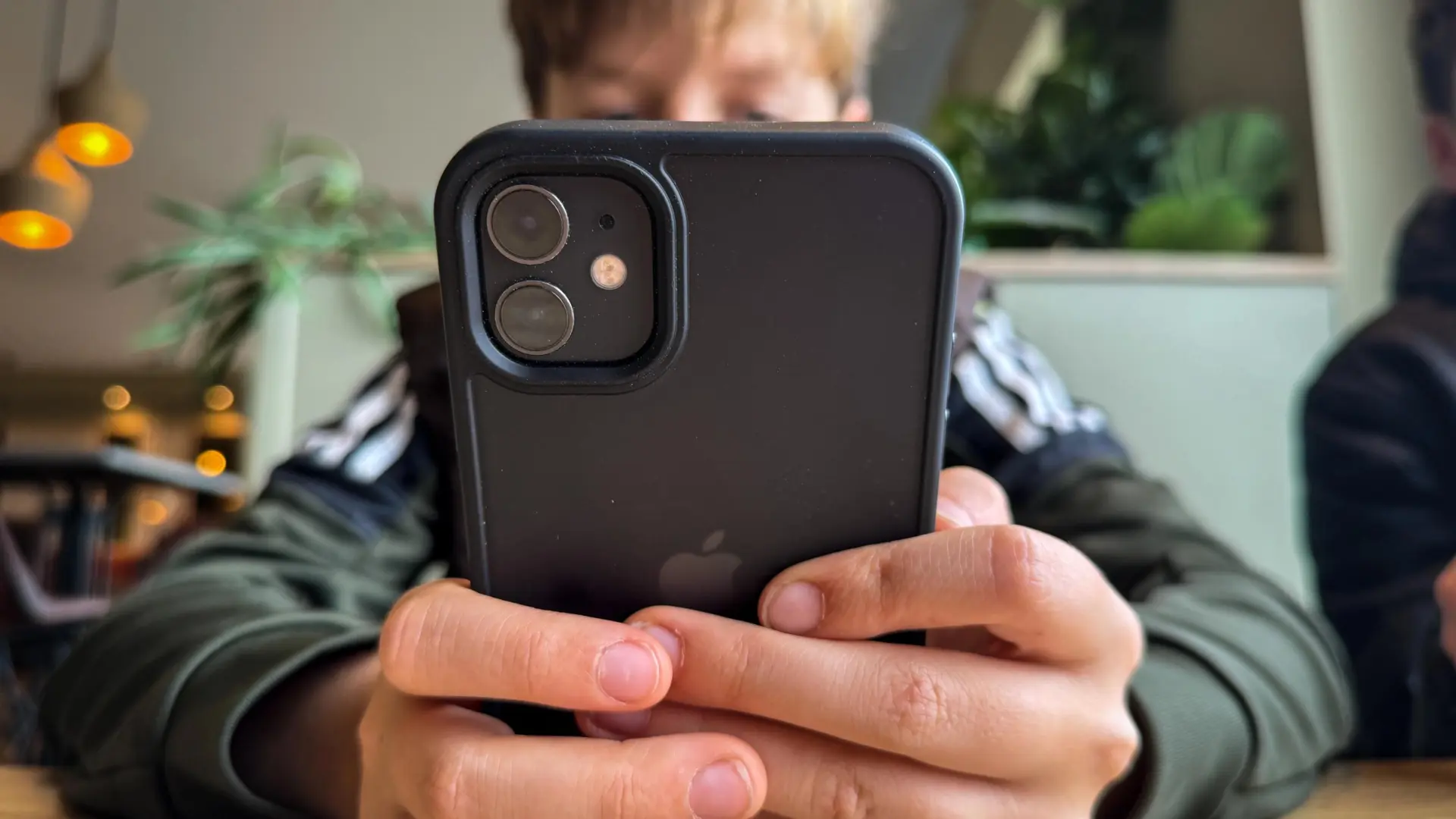 Gratuita, anónima y con el pasaporte Covid como modelo: así es la 'app' lanzada por la UE para verificar la edad de los menores online