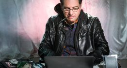Con 16 años se preparaba para hackear miles de equipos Apple. Tras años aislado por poder «iniciar una guerra», cambió de bando
