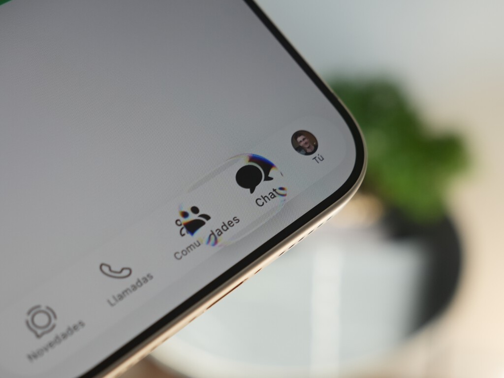 Liquid Glass arranca su despliegue masivo en WhatsApp. Si sigues sin verlo, esto es lo que a mí me funcionó para tenerlo 