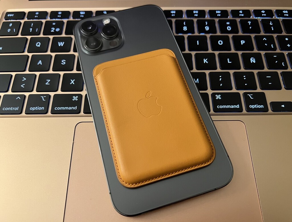 La cartera MagSafe de Apple marca nuevo mínimo histórico: ideal para no dejarte más la tarjeta o el DNI en casa 