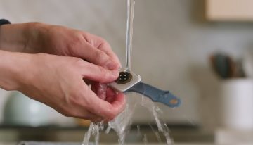 Frotar el altavoz del Apple Watch con un cepillo bajo el agua parece una locura. Resulta que es el método oficial de Apple para limpiarlo