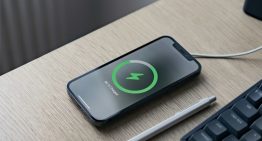 Algunos llevamos años haciéndolo mal con el iPhone: los bomberos explican cómo cargar el móvil en casa para evitar accidentes