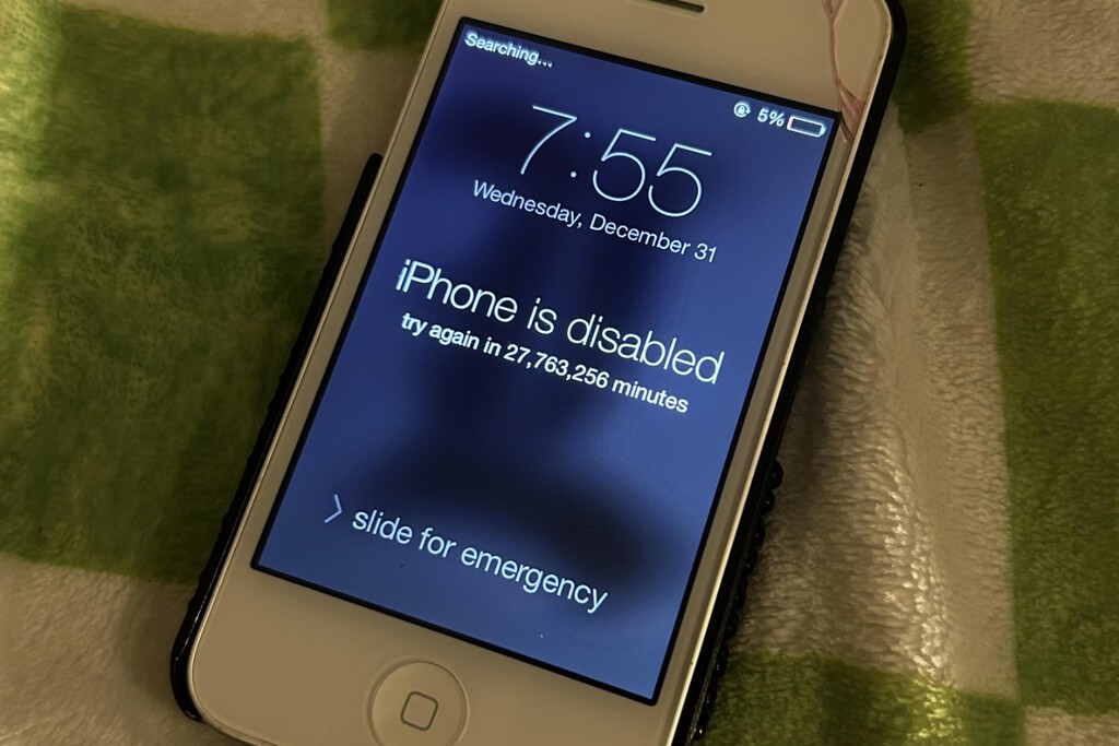 "iPhone desactivado, vuelve a intentarlo en 27.763.256 minutos". Si tienes bloqueado un iPhone antiguo, todavía hay solución 