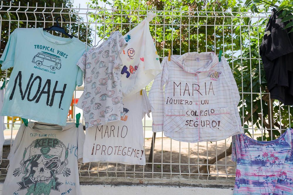 Camisetas con mensajes de protesta colgados en la escuela.
