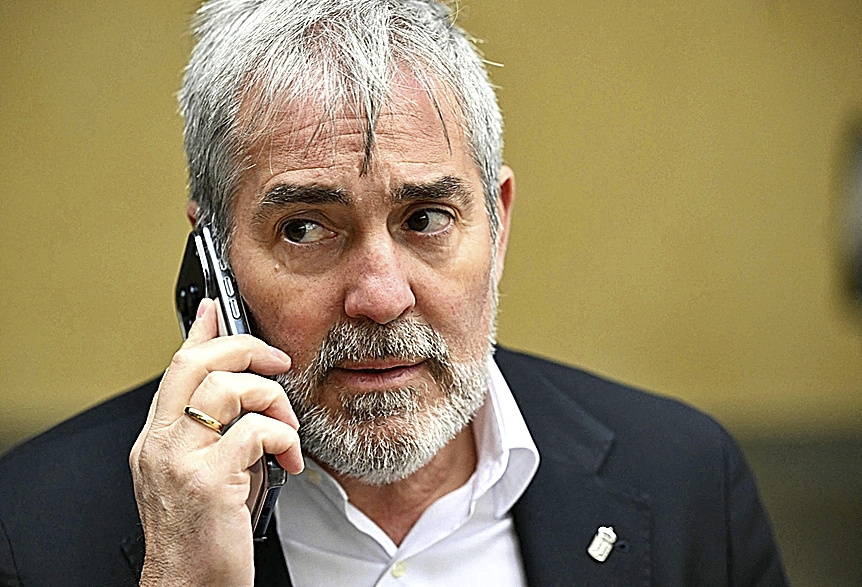 Fernando Clavijo, presidente de Canarias, atiende una llamada, en Bruselas.