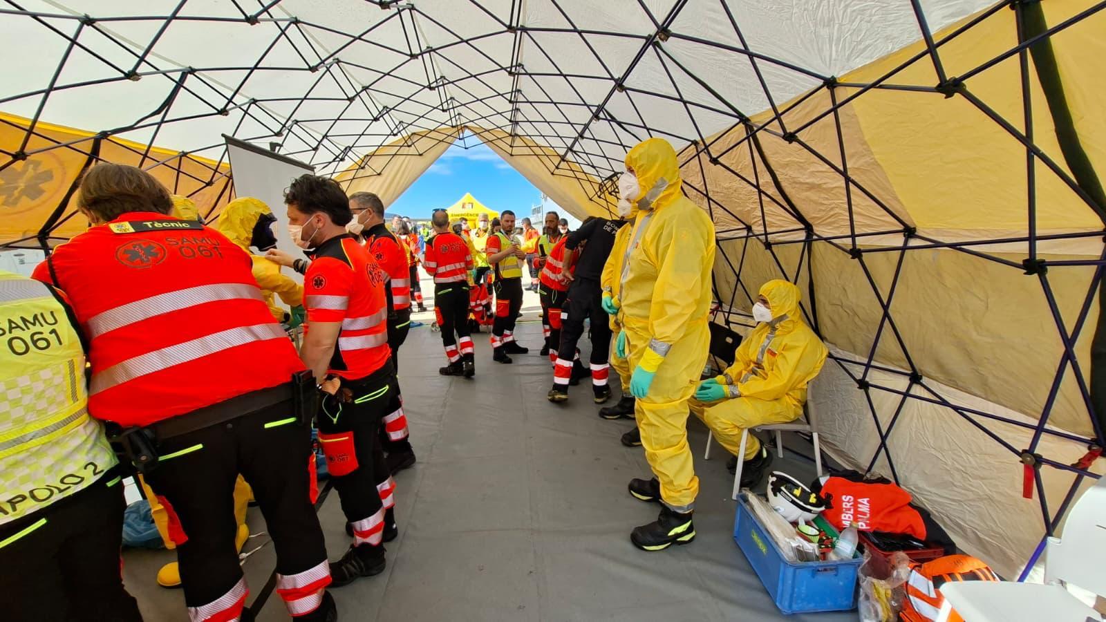 Una de las carpas de seguridad sanitaria instaladas en el puerto.