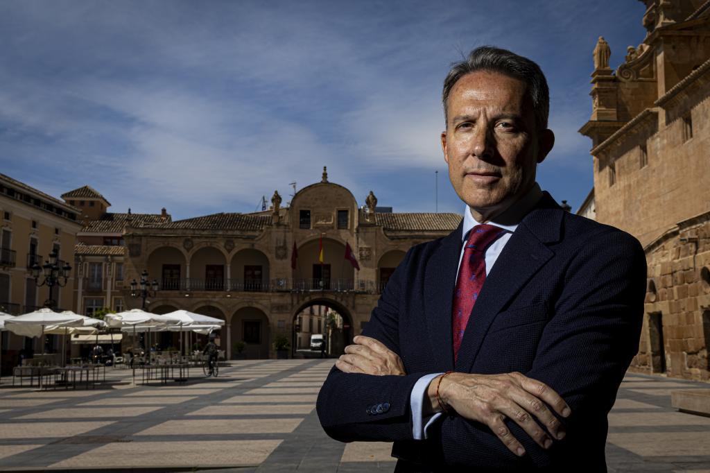El alcalde de Lorca, Fulgencio Gil Jódar, en la Plaza de España.