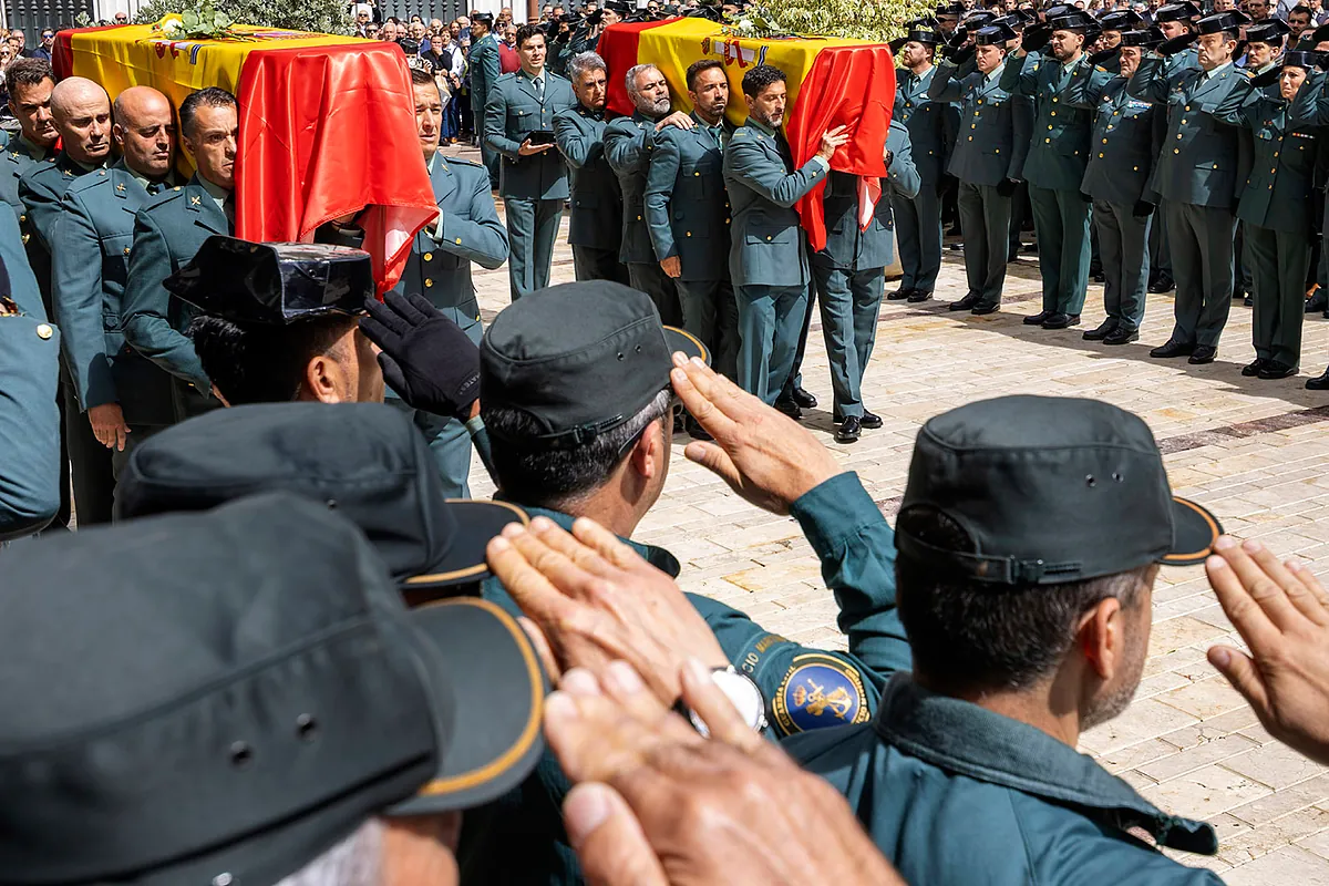 Mandos de la Guardia Civil desmontan a Marlaska: «No fue un accidente, las narcolanchas provocaron el choque de las patrulleras»
