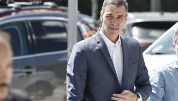 Una crisis 'obligada' para Sánchez: «Pedro no podía negarse a acoger el barco del hantavirus»