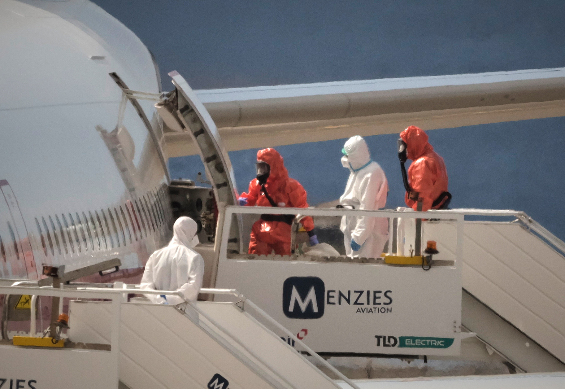 Un pasajero embarca en el vuelo tras ser trasladado desde el Puerto de Granadilla