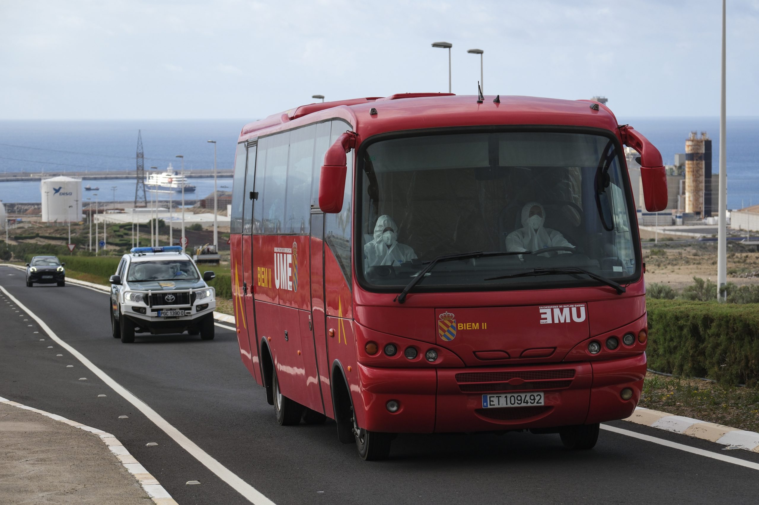 El autobús de la Unidad Militar de Emergencia (UME) sale del puerto de Granadilla rumbo al aeropuerto de Tenerife Sur escoltado por la Guardia Civil