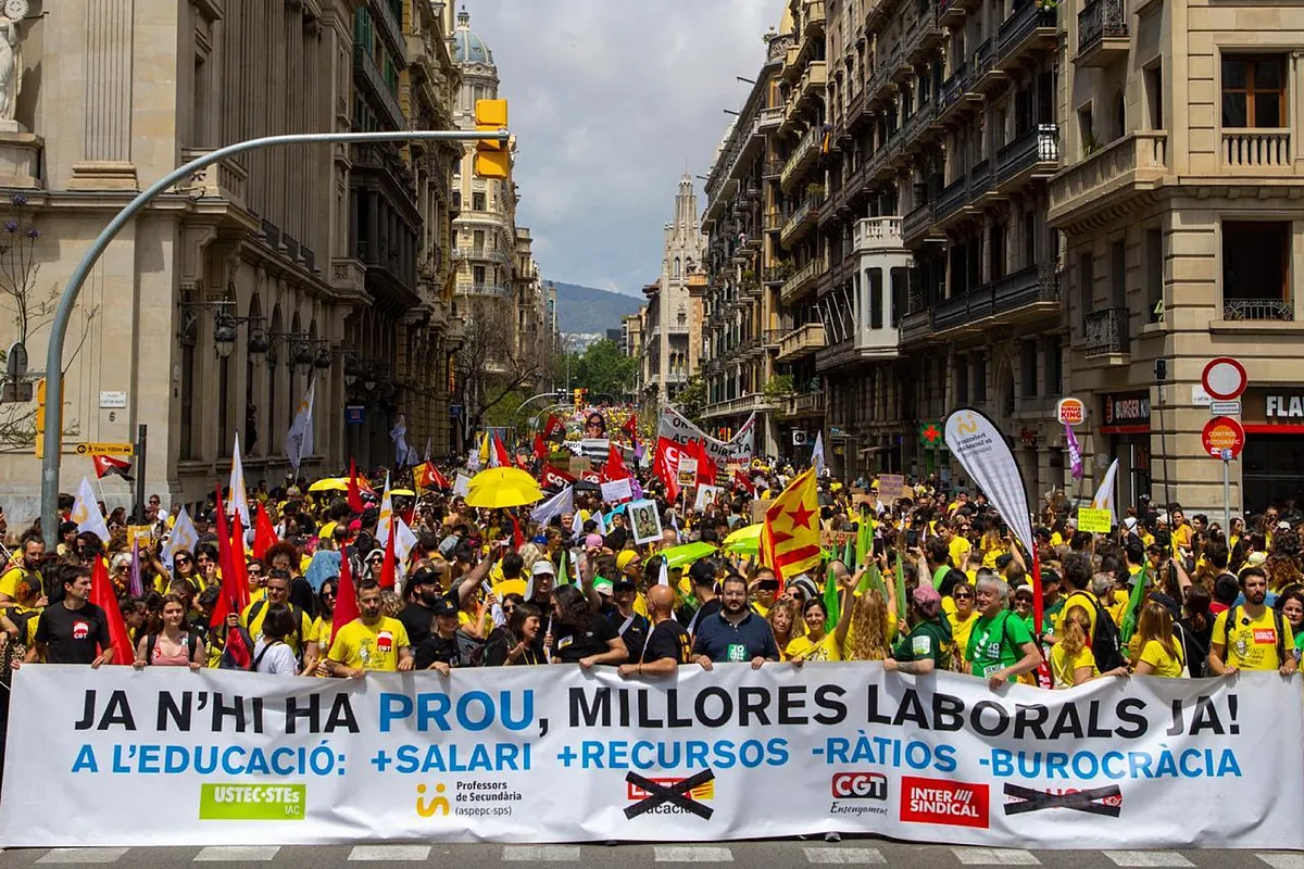 Miles de docentes catalanes en huelga mantienen el pulso con el Govern de Salvador Illa: carreteras cortadas y gran manifestación en Barcelona