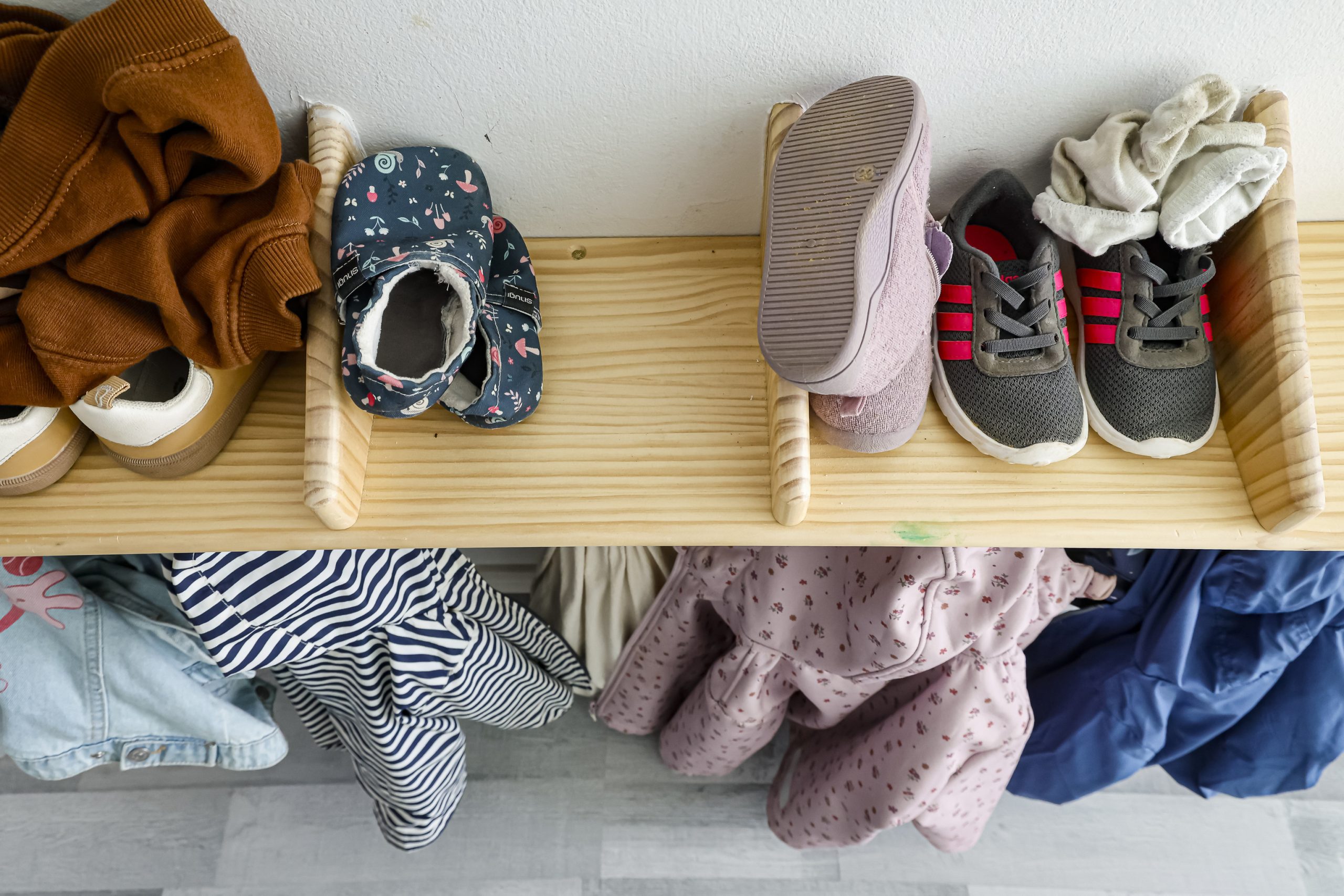 Zapatos de los alumnos de Montessori Minds.
