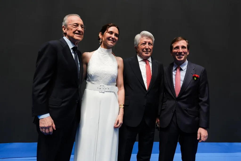 El paseíllo del 'candidato' Florentino Pérez, la llegada sobre la bocina de una Ayuso de blanco y el 'dardo' político de Almeida en el día de San Isidro: «Madrid nunca ha respondido levantando muros»