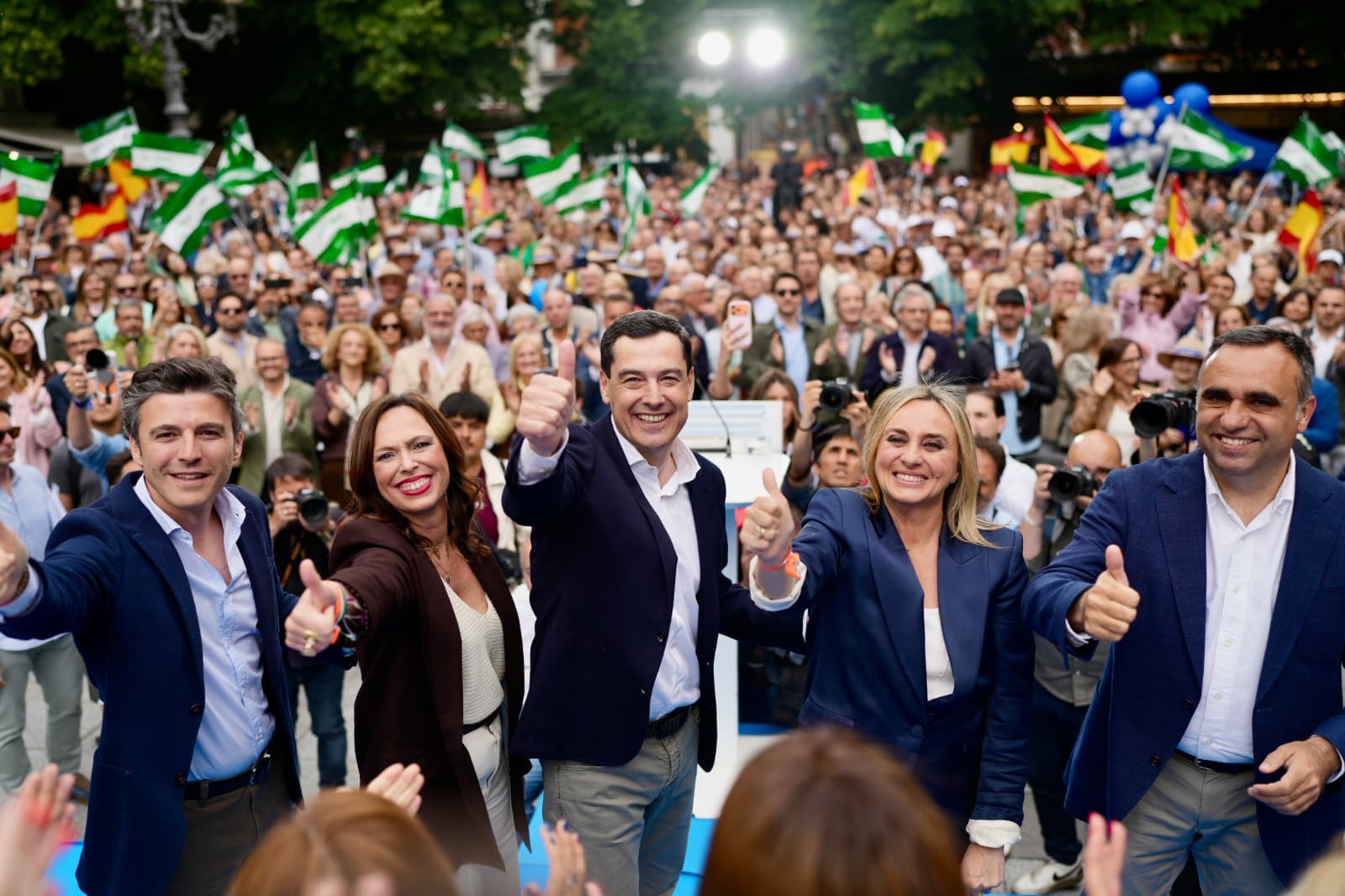 Juanma Moreno, entre Rocío Díaz y Marifrán Carazo, este viernes en Granada.