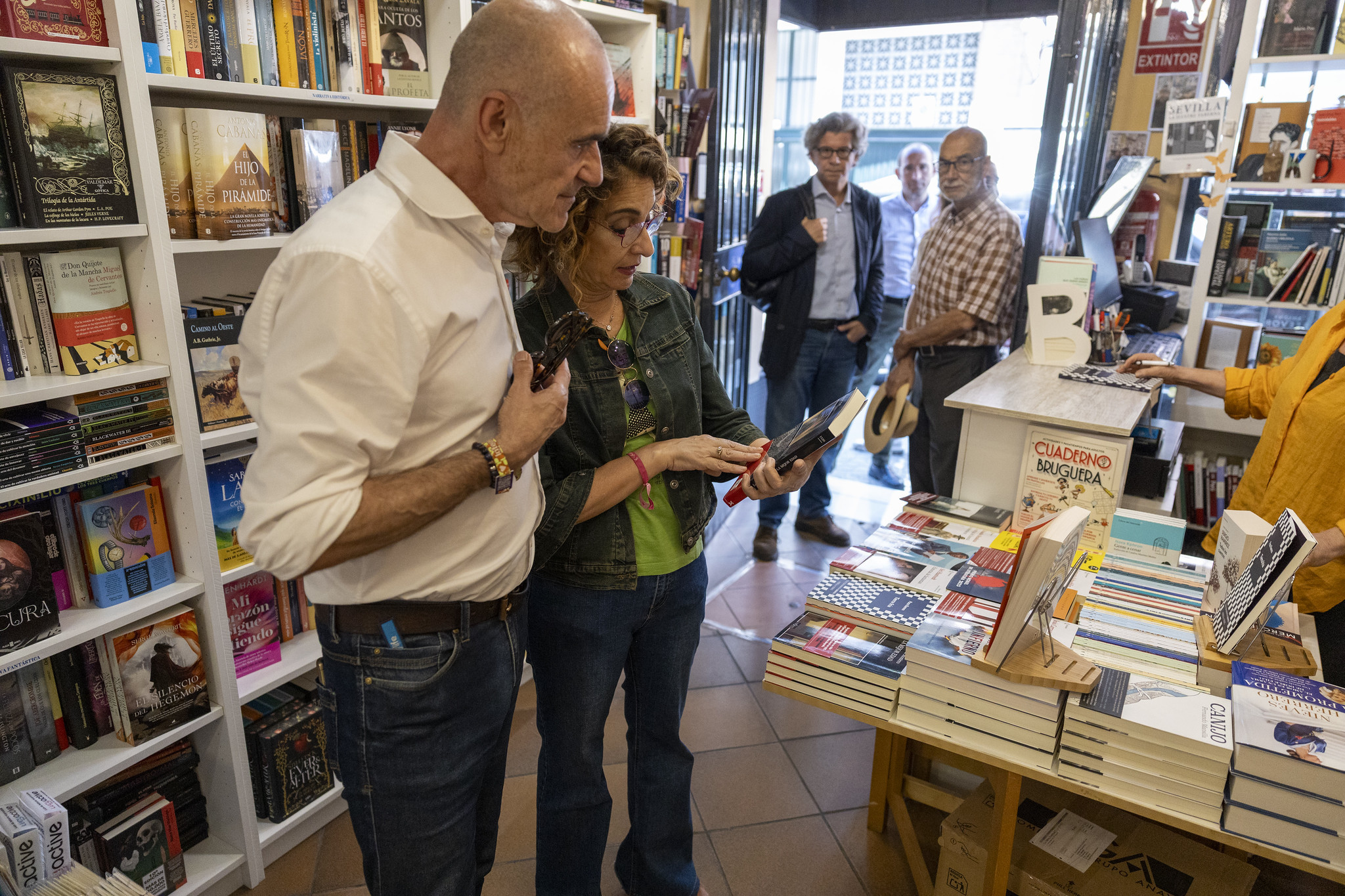 María Jesús Montero, con Antonio Muñoz, portavoz del PSOE en el Ayuntamiento de Sevilla en la librería la Botica de Lectores.