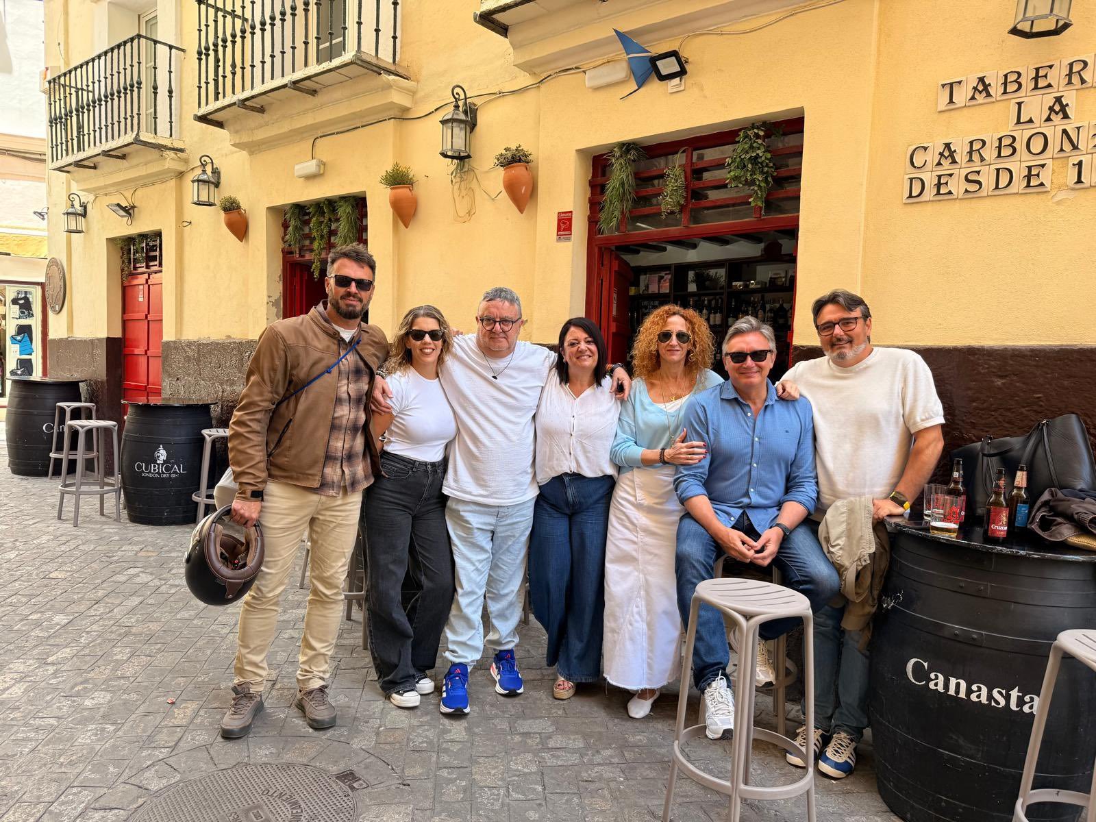 Manuel Gavira, con su familia, este sábado en Cádiz.