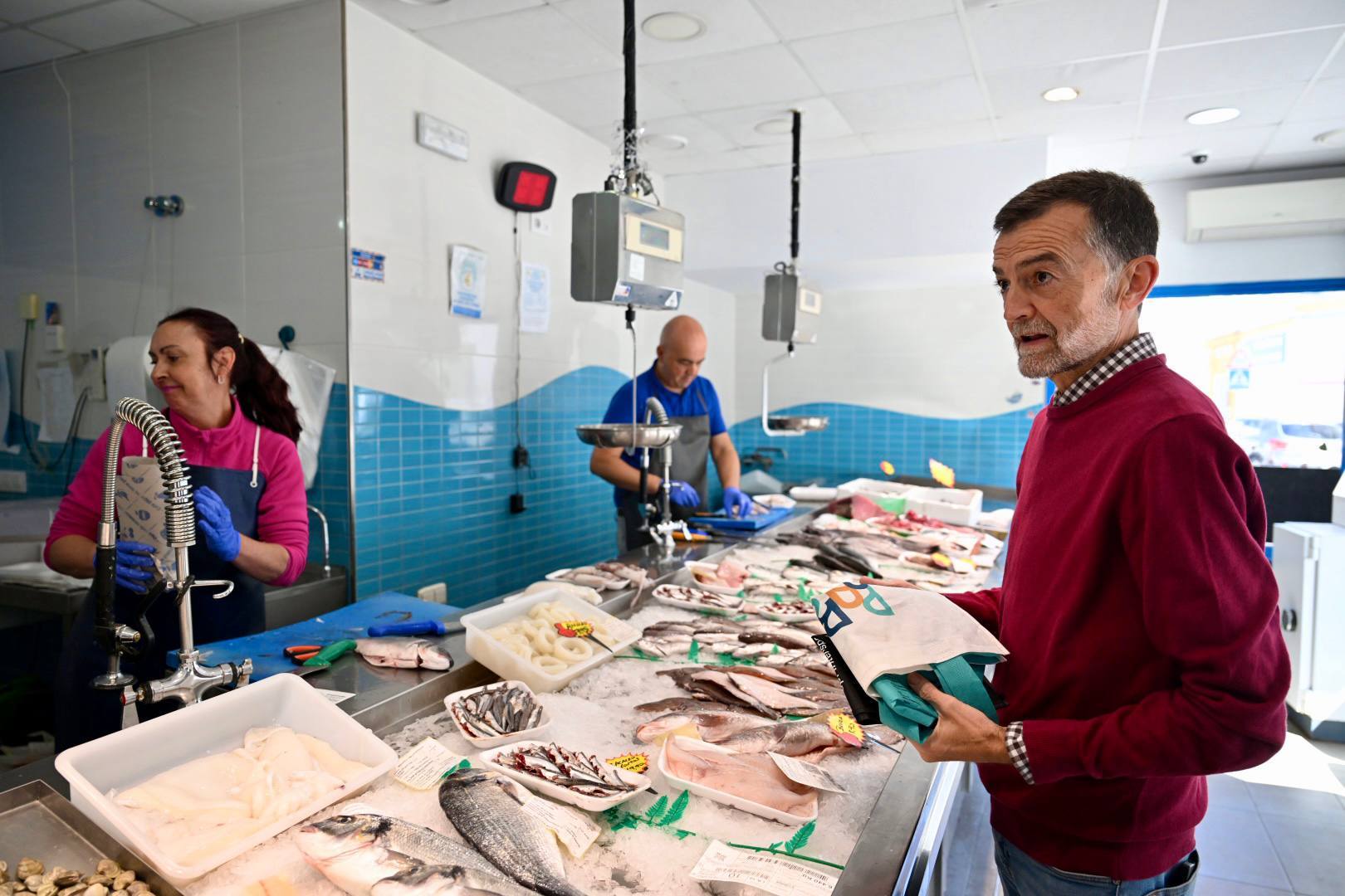 Antonio Maíllo, haciendo la compra en una pescadería de Sevilla.