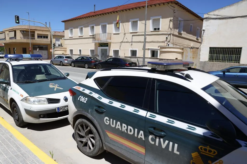 La muerte de un guardia civil, su mujer y su hijo en el cuartel de Dolores (Alicante) se investiga como violencia machista
