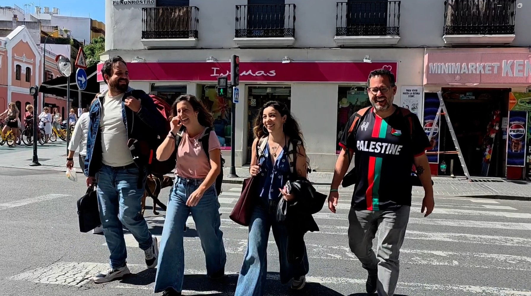 José Ignacio García, con su equipo, en Sevilla.