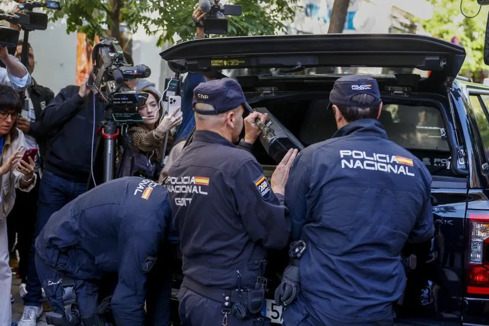 El juez sitúa a Zapatero como «líder» de una «estructura de tráfico de influencias» para lucrarse y rescatar Plus Ultra